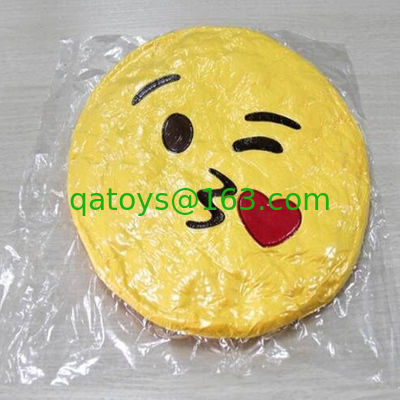 Emoji の黄色い顔文字の家の使用のための円形の詰められた赤ん坊の睡眠の枕