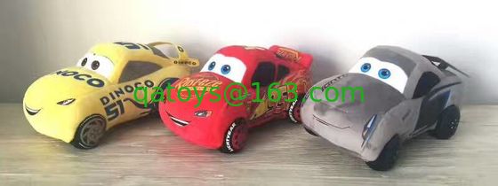 赤い元のディズニーのロードスターのレーサー車は赤ん坊の遊ぶことのための3つの詰められた漫画のプラシ天のおもちゃをもてあそびます