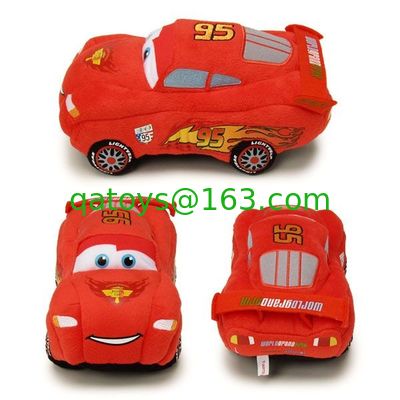 赤い元のディズニーのロードスターのレーサー車は赤ん坊の遊ぶことのための3つの詰められた漫画のプラシ天のおもちゃをもてあそびます