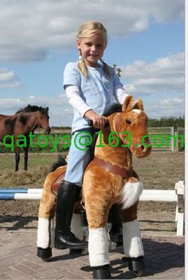 遊園地装置の歩く動物の揺り木馬の機械子馬の子供の乗車