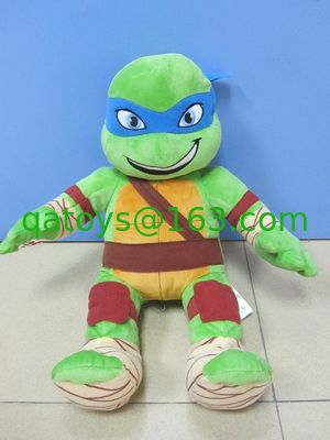 詰まる大きいブラウンの十代の突然変異体の Ninja のカメの漫画はプラシ天のおもちゃをからかいます