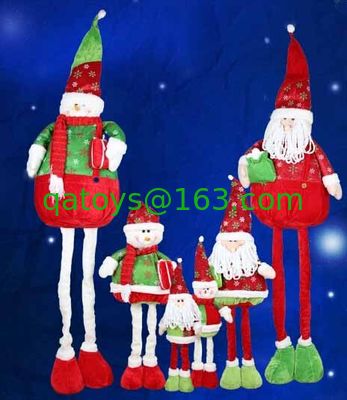 Streaching の足のクリスマスの休日のサンタの大きい人形そしてスノーマンはのための党を祝います