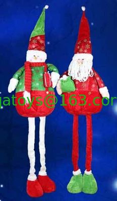 Streaching の足のクリスマスの休日のサンタの大きい人形そしてスノーマンはのための党を祝います