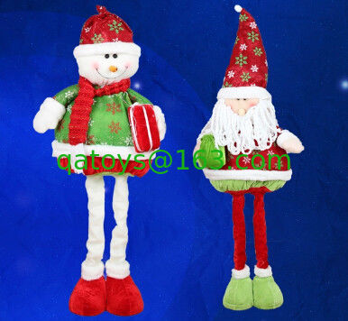 Streaching の足のクリスマスの休日のサンタの大きい人形そしてスノーマンはのための党を祝います