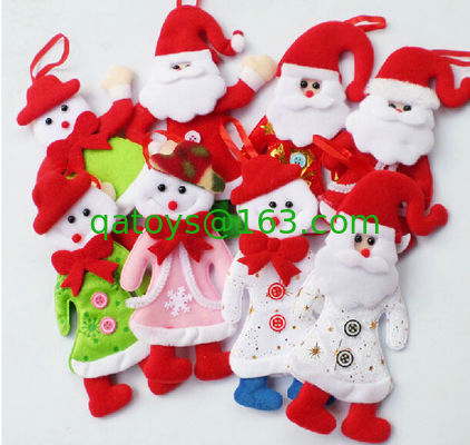 クリスマス ツリーのサンタによって詰められる人形のクリスマスのプラシ天は休日のぬいぐるみをもてあそびます