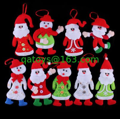 クリスマス ツリーのサンタによって詰められる人形のクリスマスのプラシ天は休日のぬいぐるみをもてあそびます