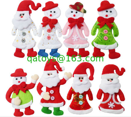 クリスマス ツリーのサンタによって詰められる人形のクリスマスのプラシ天は休日のぬいぐるみをもてあそびます