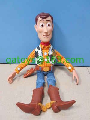 ディズニーの漫画音楽プラシ天はPixarトイ・ストーリーの話す保安官のWoodyのアクション・フィギュアをもてあそびます