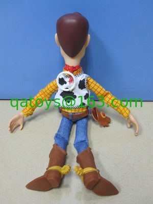 ディズニーの漫画音楽プラシ天はPixarトイ・ストーリーの話す保安官のWoodyのアクション・フィギュアをもてあそびます