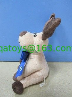 大きいクリスマスのプラシ天はリボンを持つアメリカヘラジカ/トナカイのぬいぐるみをもてあそびます