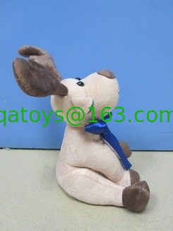 大きいクリスマスのプラシ天はリボンを持つアメリカヘラジカ/トナカイのぬいぐるみをもてあそびます