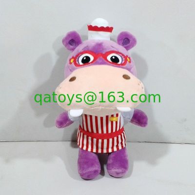 個人化されたディズニー DOC McStuffins は Hallie のカバのプラシ天のおもちゃを抱きしめましたり及び抱き締めます