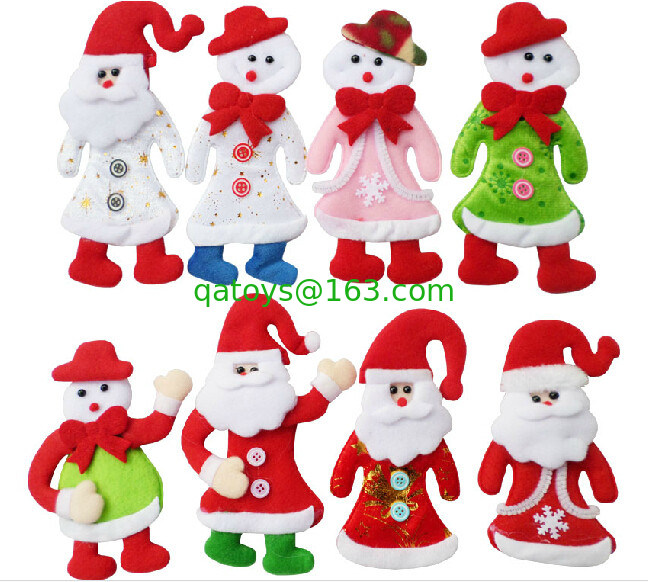 クリスマス ツリーのサンタによって詰められる人形のクリスマスのプラシ天は休日のぬいぐるみをもてあそびます