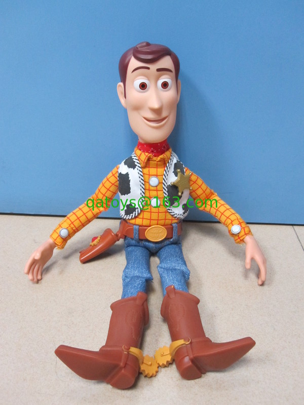 ディズニーの漫画音楽プラシ天はPixarトイ・ストーリーの話す保安官のWoodyのアクション・フィギュアをもてあそびます